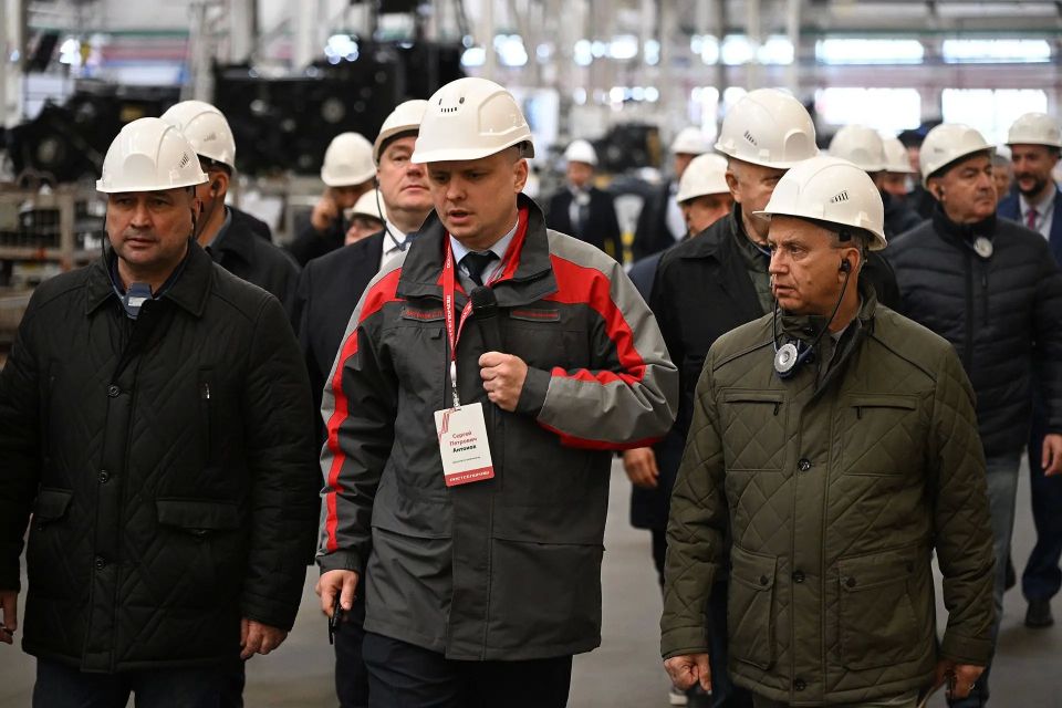 В Ростове-на-Дону вместе с коллегами, руководителями парламентов юга России, посетил производственные площадки компании «Ростсельмаш» — одного из флагманов отечественного сельхозмашиностроения В Ростове-на-Дону вместе с коллегами, руководителями парламентов юга России, посетил производственные площадки компании «Ростсельмаш» — одного из флагманов отечественного сельхозмашиностроения