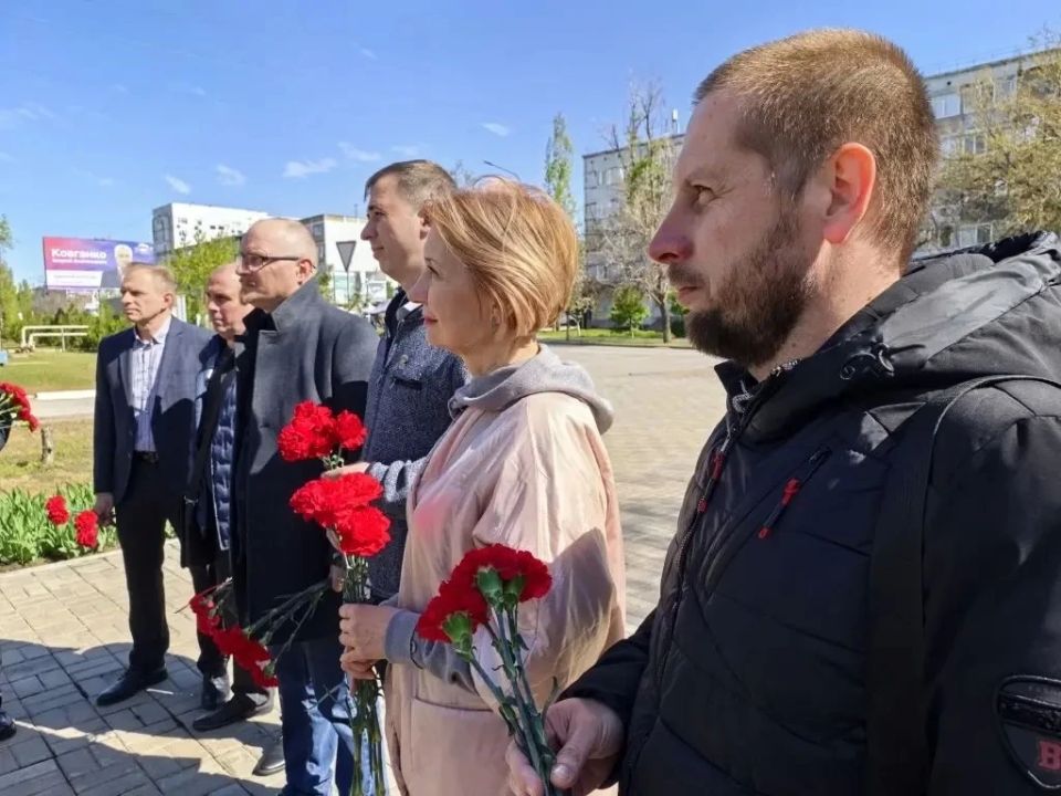 В День памяти аварии на Чернобыльской АЭС в Энергодаре состоялась церемония возложения цветов В День памяти аварии на Чернобыльской АЭС в Энергодаре состоялась церемония возложения цветов