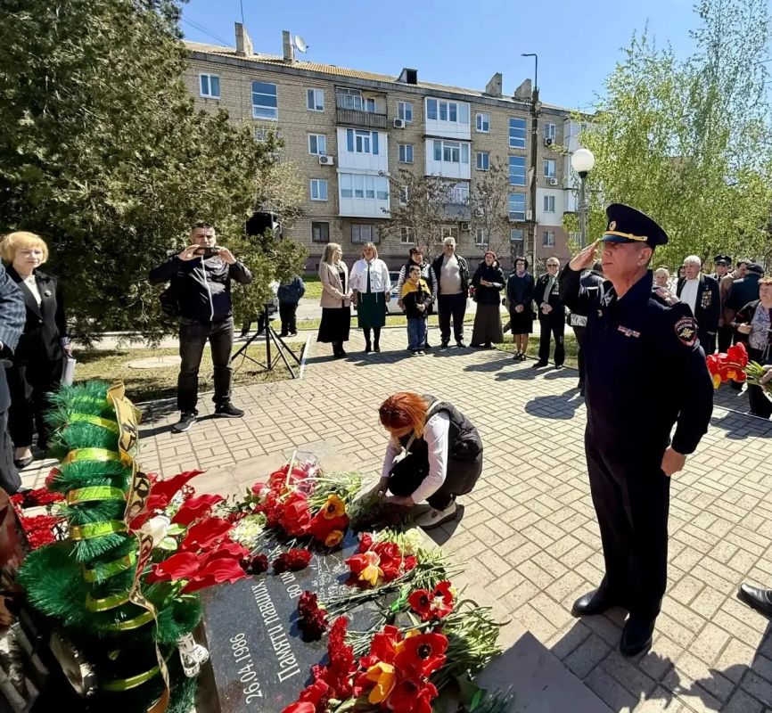 В Бердянске состоялась церемония возложения цветов к мемориалу ликвидаторам последствий аварии на Чернобыльской АЭС, приуроченная к 40-летию этой трагедии В Бердянске состоялась церемония возложения цветов к мемориалу ликвидаторам последствий аварии на Чернобыльской АЭС, приуроченная к 40-летию этой трагедии