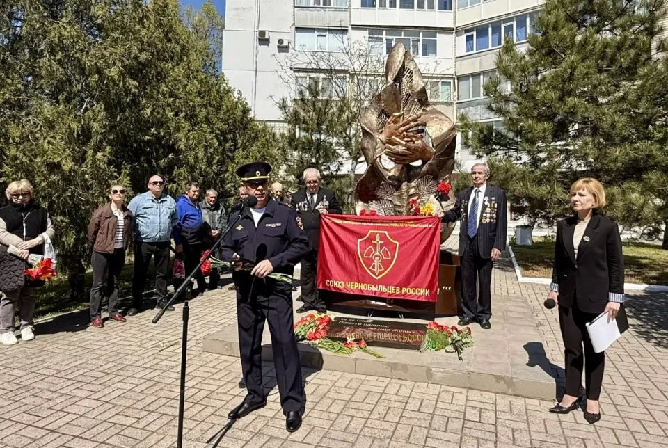 В Бердянске состоялась церемония возложения цветов к мемориалу ликвидаторам последствий аварии на Чернобыльской АЭС, приуроченная к 40-летию этой трагедии В Бердянске состоялась церемония возложения цветов к мемориалу ликвидаторам последствий аварии на Чернобыльской АЭС, приуроченная к 40-летию этой трагедии