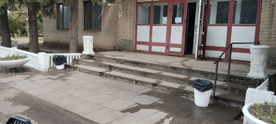 Субботник по-Ефремовски. Сотрудники сельского совета и водоканала села Ефремовка присоединились к месячнику по благоустройству общественных пространств и навели порядок в центре около административного здания Субботник по-Ефремовски. Сотрудники сельского совета и водоканала села Ефремовка присоединились к месячнику по благоустройству общественных пространств и навели порядок в центре около административного здания