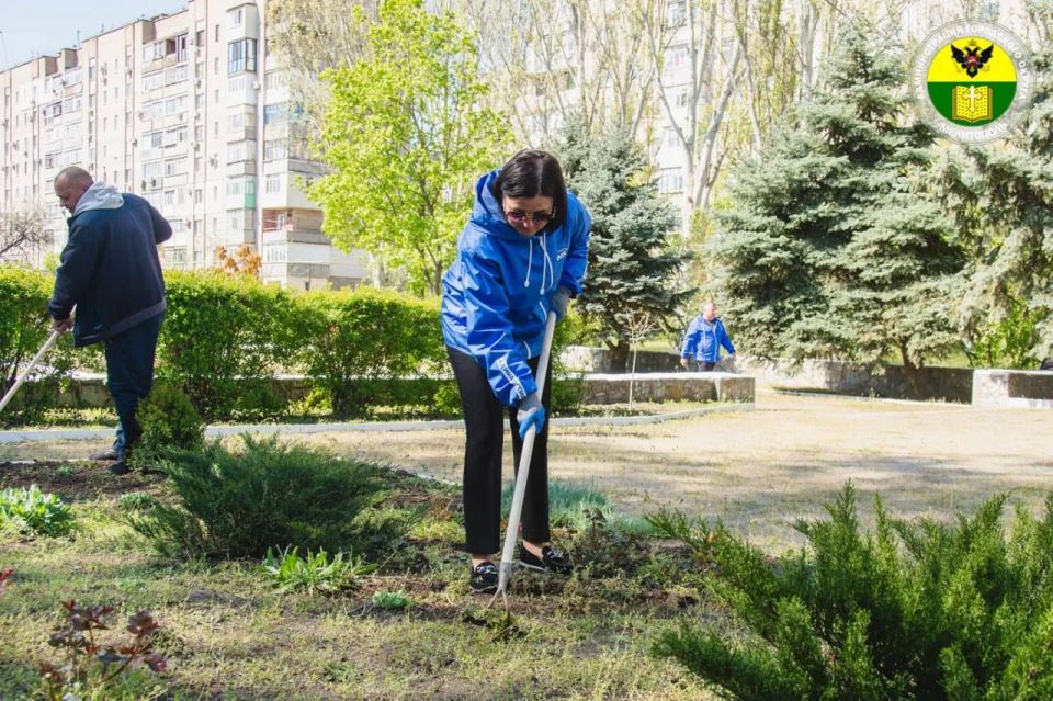В Мелитополе в рамках всероссийского субботника привели в порядок Братское кладбище В Мелитополе в рамках всероссийского субботника привели в порядок Братское кладбище