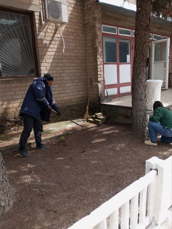 Субботник по-Ефремовски. Сотрудники сельского совета и водоканала села Ефремовка присоединились к месячнику по благоустройству общественных пространств и навели порядок в центре около административного здания Субботник по-Ефремовски. Сотрудники сельского совета и водоканала села Ефремовка присоединились к месячнику по благоустройству общественных пространств и навели порядок в центре около административного здания