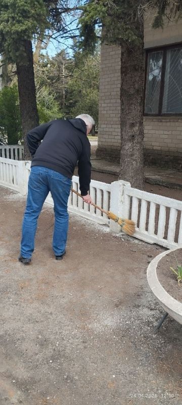Субботник по-Ефремовски. Сотрудники сельского совета и водоканала села Ефремовка присоединились к месячнику по благоустройству общественных пространств и навели порядок в центре около административного здания Субботник по-Ефремовски. Сотрудники сельского совета и водоканала села Ефремовка присоединились к месячнику по благоустройству общественных пространств и навели порядок в центре около административного здания