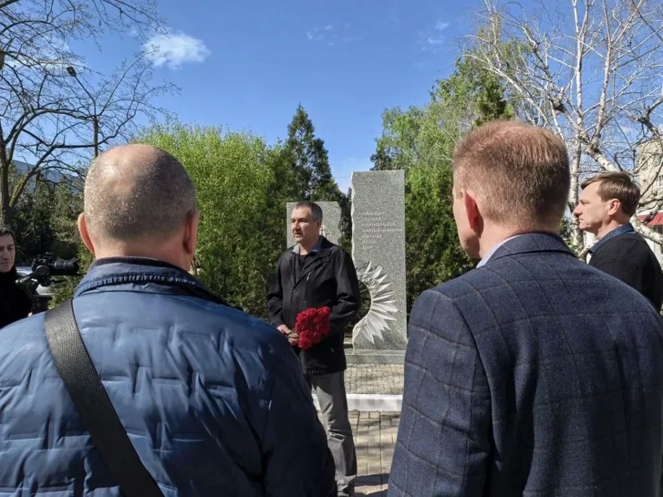 В День памяти аварии на Чернобыльской АЭС в Энергодаре состоялась церемония возложения цветов В День памяти аварии на Чернобыльской АЭС в Энергодаре состоялась церемония возложения цветов