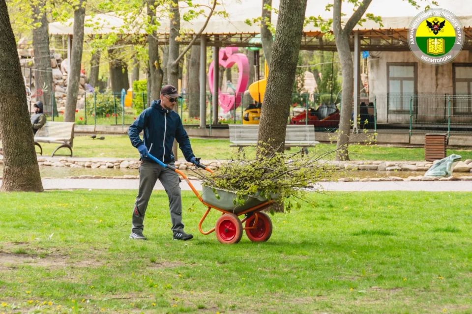 Городской парк им. Горького готовится к летнему сезону Городской парк им. Горького готовится к летнему сезону