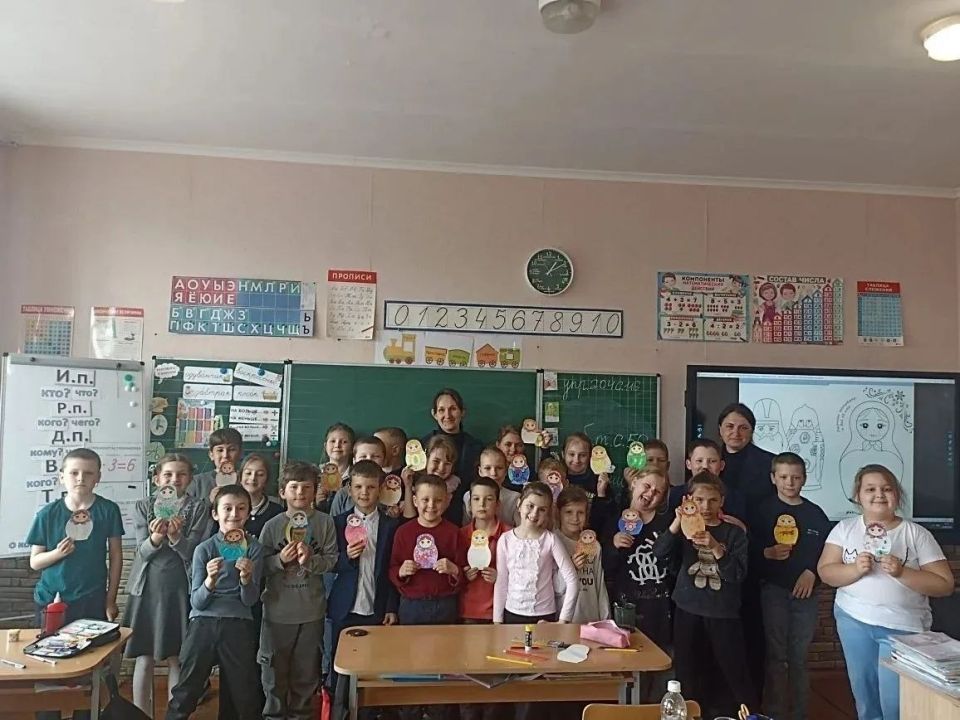 В Кирилловском Доме культуры провели познавательный час "Матрёшкины истории" В Кирилловском Доме культуры провели познавательный час "Матрёшкины истории"