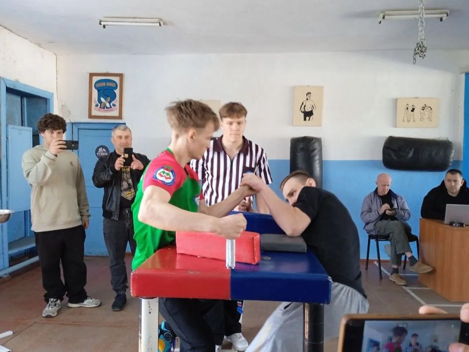 Открытый турнир по армрестлингу прошёл в Акимовке Открытый турнир по армрестлингу прошёл в Акимовке