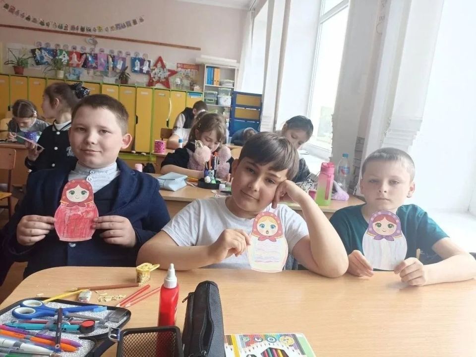 В Кирилловском Доме культуры провели познавательный час "Матрёшкины истории" В Кирилловском Доме культуры провели познавательный час "Матрёшкины истории"