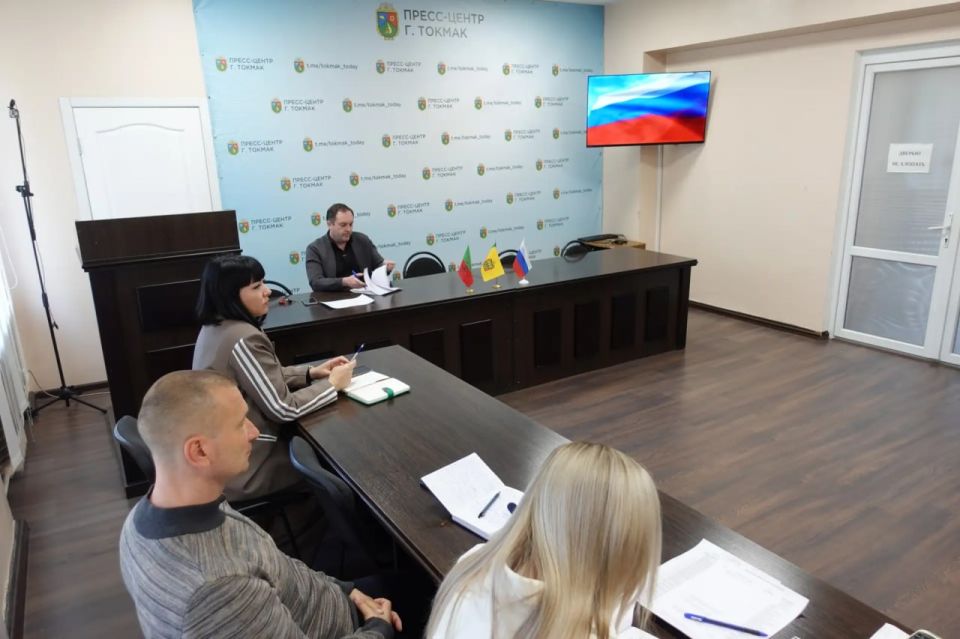 Глава Токмакского муниципального округа, секретарь местного отделения партии «Единая Россия» Александр Калмыков провел еженедельное оперативное совещание Глава Токмакского муниципального округа, секретарь местного отделения партии «Единая Россия» Александр Калмыков провел еженедельное оперативное совещание