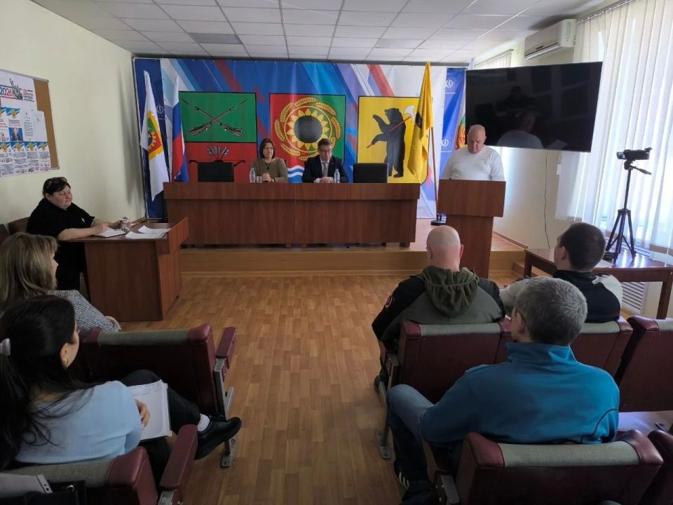Глава Акимовского муниципального округа Александр Трудоношин провёл расширенное совещание с аппаратом, Советом депутатов, шеф-регионом, начальниками теротделов, руководителями служб и ведомств Глава Акимовского муниципального округа Александр Трудоношин провёл расширенное совещание с аппаратом, Советом депутатов, шеф-регионом, начальниками теротделов, руководителями служб и ведомств