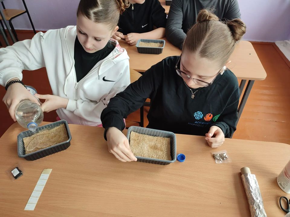 В Приазовском районе школьники осваивают агробиологический профиль на практике В Приазовском районе школьники осваивают агробиологический профиль на практике
