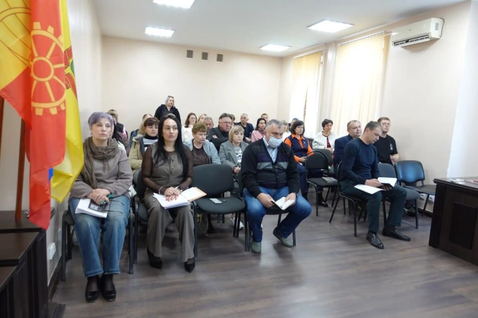 Глава Токмакского муниципального округа, секретарь местного отделения партии «Единая Россия» Александр Калмыков провел еженедельное оперативное совещание Глава Токмакского муниципального округа, секретарь местного отделения партии «Единая Россия» Александр Калмыков провел еженедельное оперативное совещание