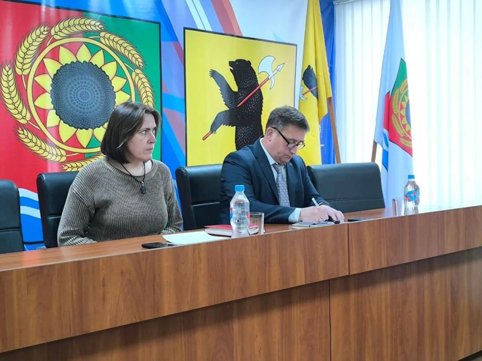 Глава Акимовского муниципального округа Александр Трудоношин провёл расширенное совещание с аппаратом, Советом депутатов, шеф-регионом, начальниками теротделов, руководителями служб и ведомств Глава Акимовского муниципального округа Александр Трудоношин провёл расширенное совещание с аппаратом, Советом депутатов, шеф-регионом, начальниками теротделов, руководителями служб и ведомств