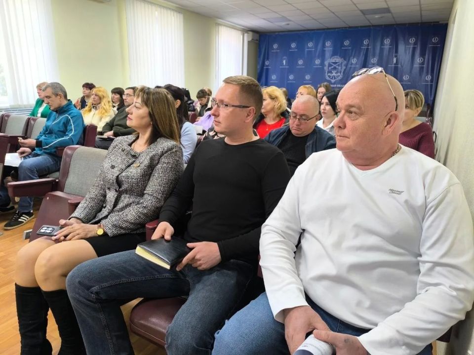 Глава Акимовского муниципального округа Александр Трудоношин провёл расширенное совещание с аппаратом, Советом депутатов, шеф-регионом, начальниками теротделов, руководителями служб и ведомств Глава Акимовского муниципального округа Александр Трудоношин провёл расширенное совещание с аппаратом, Советом депутатов, шеф-регионом, начальниками теротделов, руководителями служб и ведомств