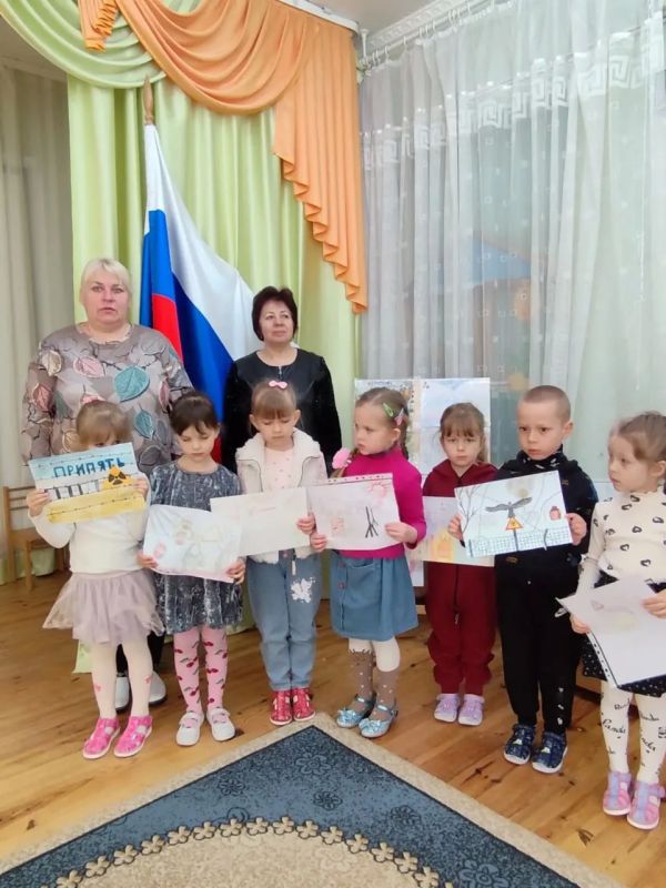 Начало новой рабочей недели сотрудники Приморского краеведческого музея встретили вместе с ребятишками и коллективом детского сада "Ивушка" Начало новой рабочей недели сотрудники Приморского краеведческого музея встретили вместе с ребятишками и коллективом детского сада "Ивушка"