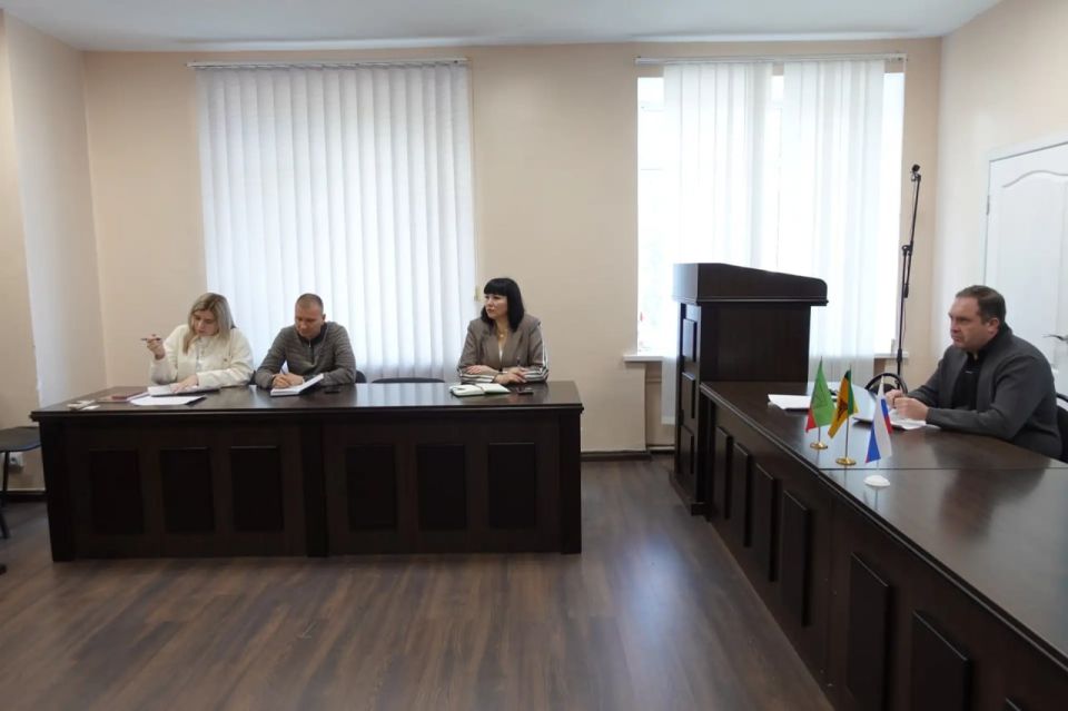 Глава Токмакского муниципального округа, секретарь местного отделения партии «Единая Россия» Александр Калмыков провел еженедельное оперативное совещание Глава Токмакского муниципального округа, секретарь местного отделения партии «Единая Россия» Александр Калмыков провел еженедельное оперативное совещание