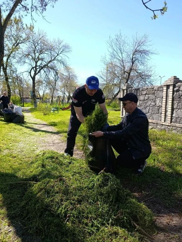 В парке «Молодёжный» Бердянска прошёл субботник с участием активистов и общественности В парке «Молодёжный» Бердянска прошёл субботник с участием активистов и общественности