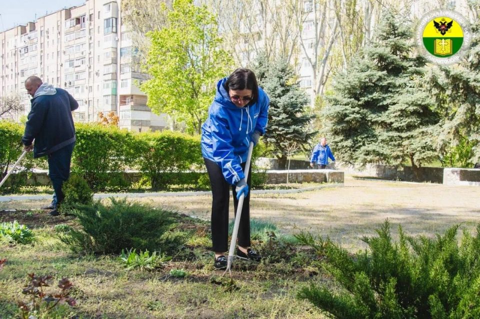 Мелитополе Единая Россия привела в порядок Братское кладбище в рамках Всероссийского субботника Мелитополе Единая Россия привела в порядок Братское кладбище в рамках Всероссийского субботника