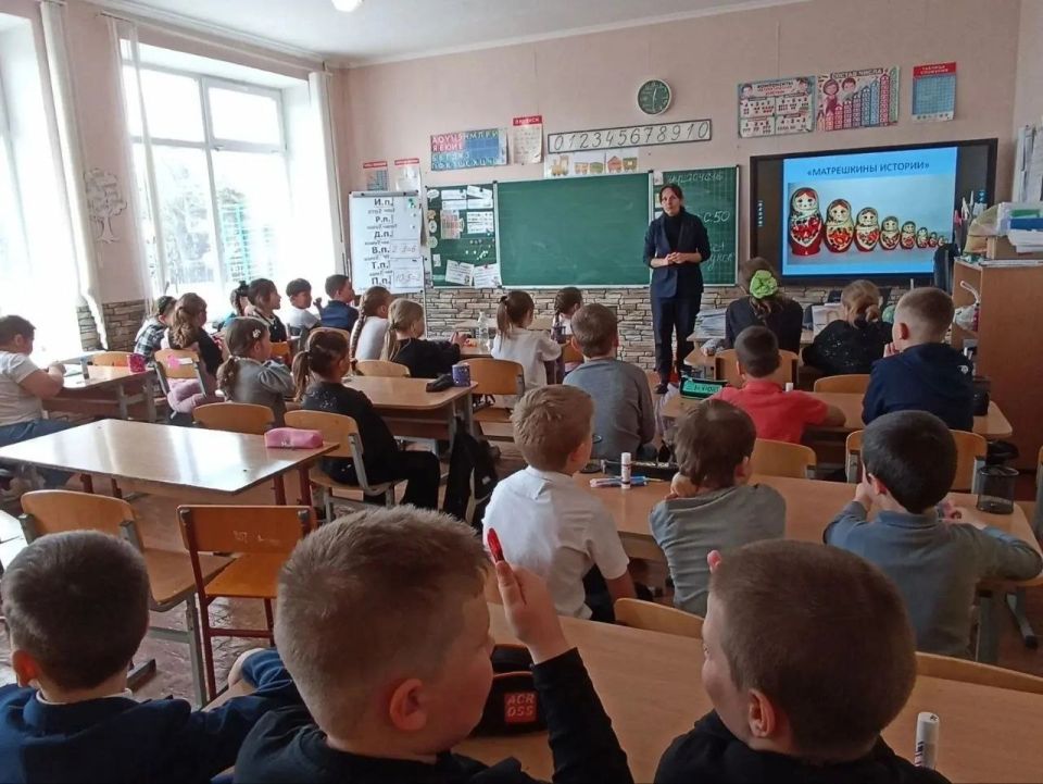 В Кирилловском Доме культуры провели познавательный час "Матрёшкины истории" В Кирилловском Доме культуры провели познавательный час "Матрёшкины истории"