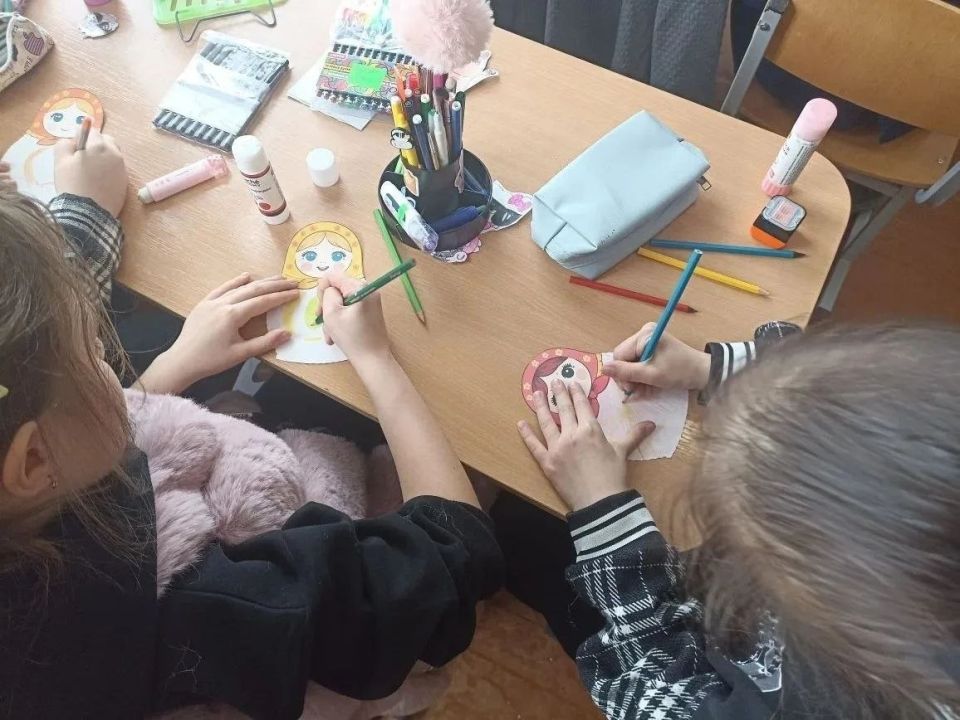В Кирилловском Доме культуры провели познавательный час "Матрёшкины истории" В Кирилловском Доме культуры провели познавательный час "Матрёшкины истории"