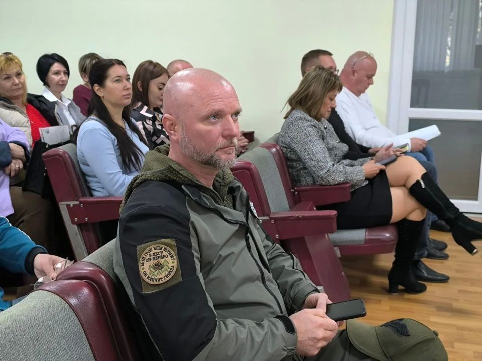 Глава Акимовского муниципального округа Александр Трудоношин провёл расширенное совещание с аппаратом, Советом депутатов, шеф-регионом, начальниками теротделов, руководителями служб и ведомств Глава Акимовского муниципального округа Александр Трудоношин провёл расширенное совещание с аппаратом, Советом депутатов, шеф-регионом, начальниками теротделов, руководителями служб и ведомств
