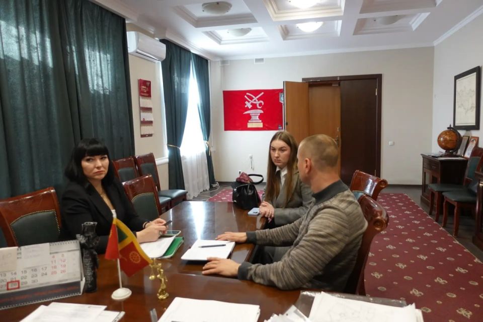 Глава Токмакского муниципального округа, секретарь местного отделения партии «Единая Россия» Александр Калмыков провел прием граждан Глава Токмакского муниципального округа, секретарь местного отделения партии «Единая Россия» Александр Калмыков провел прием граждан