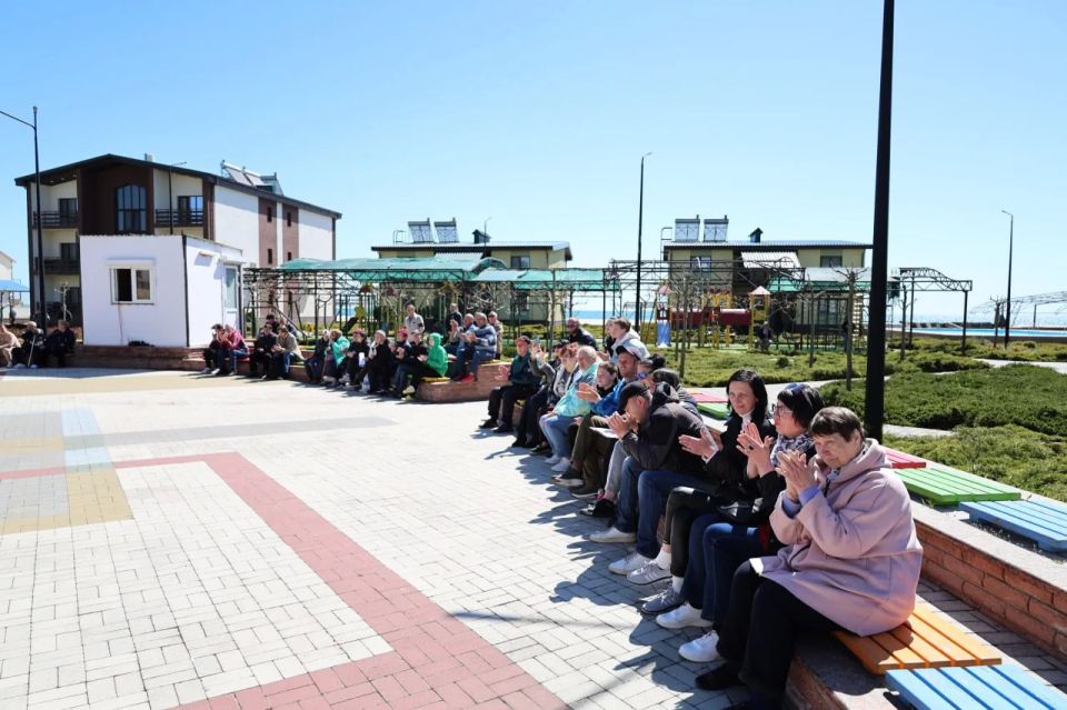 В пункте временного размещения для эвакуированных жителей ДНР в Запорожской области прошёл общественный приём граждан депутатами партии «Единая Россия», а также состоялся концерт – подарок «О вечных ценностях» В пункте временного размещения для эвакуированных жителей ДНР в Запорожской области прошёл общественный приём граждан депутатами партии «Единая Россия», а также состоялся концерт – подарок «О вечных ценностях»