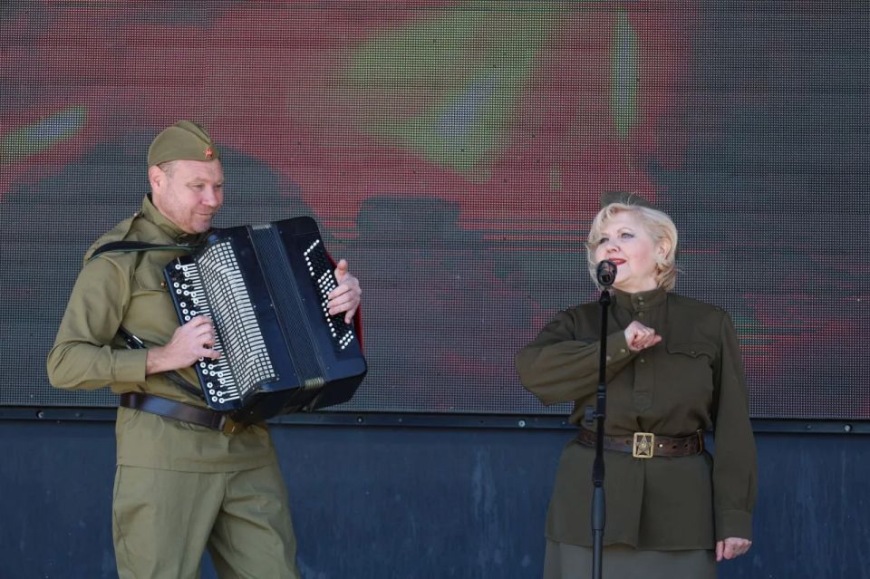 В пункте временного размещения для эвакуированных жителей ДНР в Запорожской области прошёл общественный приём граждан депутатами партии «Единая Россия», а также состоялся концерт – подарок «О вечных ценностях» В пункте временного размещения для эвакуированных жителей ДНР в Запорожской области прошёл общественный приём граждан депутатами партии «Единая Россия», а также состоялся концерт – подарок «О вечных ценностях»