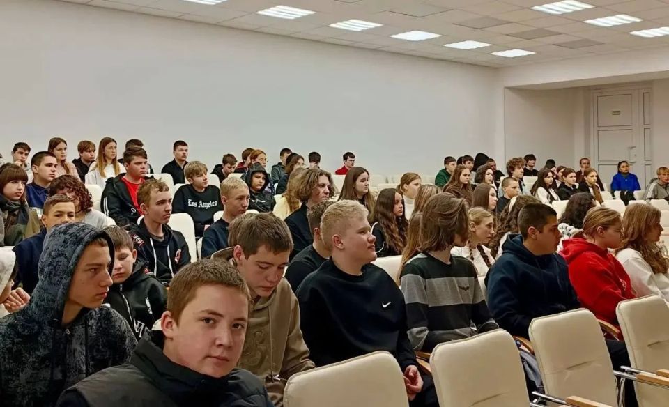 28 апреля в стенах ГБУ ОО ЗО "Новоалексеевская школа-детский сад", а также в актовом зале ГБУ ОО ЗО "СОШ № 3" г. Приморск состоялась важная встреча учащихся с представителями отдела по вопросам социальной политики... 28 апреля в стенах ГБУ ОО ЗО "Новоалексеевская школа-детский сад", а также в актовом зале ГБУ ОО ЗО "СОШ № 3" г. Приморск состоялась важная встреча учащихся с представителями отдела по вопросам социальной политики...