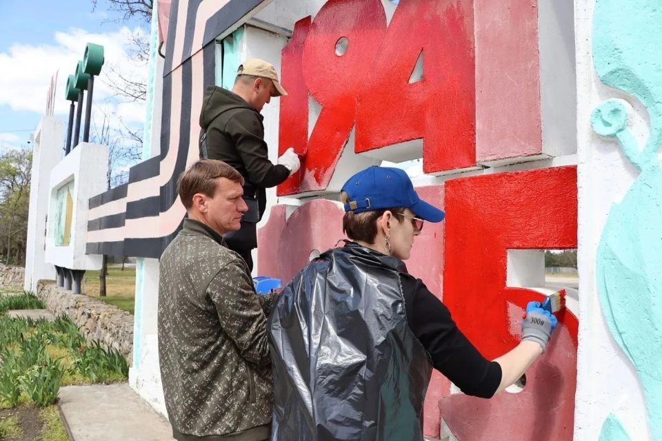 В Энергодаре члены ВПП «Единая Россия» и молодежные движения привели в порядок мемориал Победы В Энергодаре члены ВПП «Единая Россия» и молодежные движения привели в порядок мемориал Победы