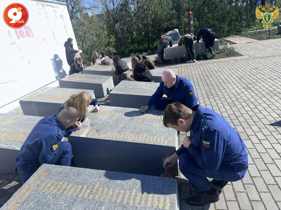В Акимовском районе прокурорские работники привели в порядок Стелу в Аллее Славы В Акимовском районе прокурорские работники привели в порядок Стелу в Аллее Славы