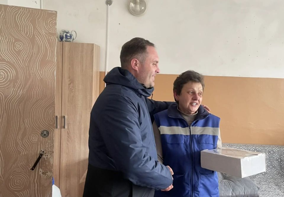 Глава Токмакского муниципального округа, секретарь местного отделения партии «Единая Россия» Александр Калмыков поздравил работников скорой медицинской помощи с профессиональным праздником Глава Токмакского муниципального округа, секретарь местного отделения партии «Единая Россия» Александр Калмыков поздравил работников скорой медицинской помощи с профессиональным праздником