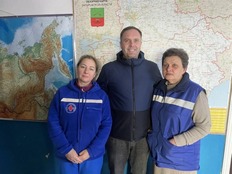 Глава Токмакского муниципального округа, секретарь местного отделения партии «Единая Россия» Александр Калмыков поздравил работников скорой медицинской помощи с профессиональным праздником Глава Токмакского муниципального округа, секретарь местного отделения партии «Единая Россия» Александр Калмыков поздравил работников скорой медицинской помощи с профессиональным праздником