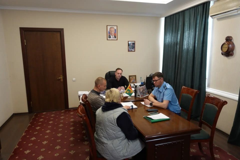 Глава Токмакского муниципального округа, секретарь местного отделения партии «Единая Россия» Александр Калмыков провел прием граждан Глава Токмакского муниципального округа, секретарь местного отделения партии «Единая Россия» Александр Калмыков провел прием граждан
