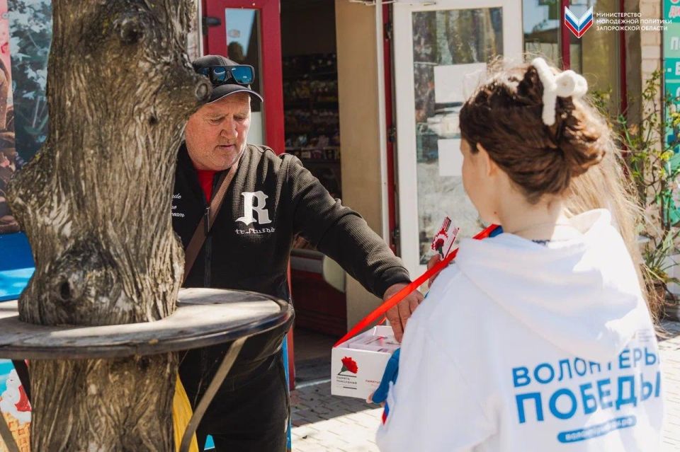 В Акимовке прошла благотворительная акция «Красная гвоздика» В Акимовке прошла благотворительная акция «Красная гвоздика»