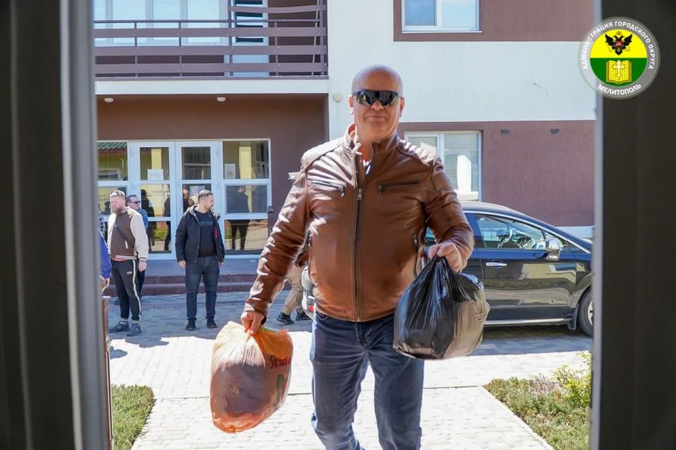 Сергей Золотарёв: В рамках рабочего визита в Кирилловское сельское поселение совместно с прокурором города Мелитополя Олегом Ивановичем Дурягиным провёл приём граждан из Донецкой Народной Республики, временно проживающих в... Сергей Золотарёв: В рамках рабочего визита в Кирилловское сельское поселение совместно с прокурором города Мелитополя Олегом Ивановичем Дурягиным провёл приём граждан из Донецкой Народной Республики, временно проживающих в...