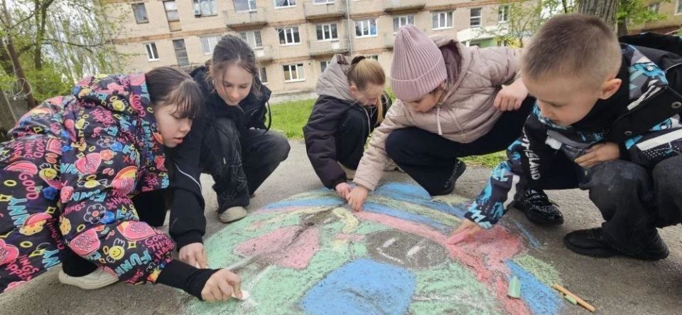 В Днепрорудненской Детской школе искусств состоялось мероприятие «Краски дружбы» В Днепрорудненской Детской школе искусств состоялось мероприятие «Краски дружбы»