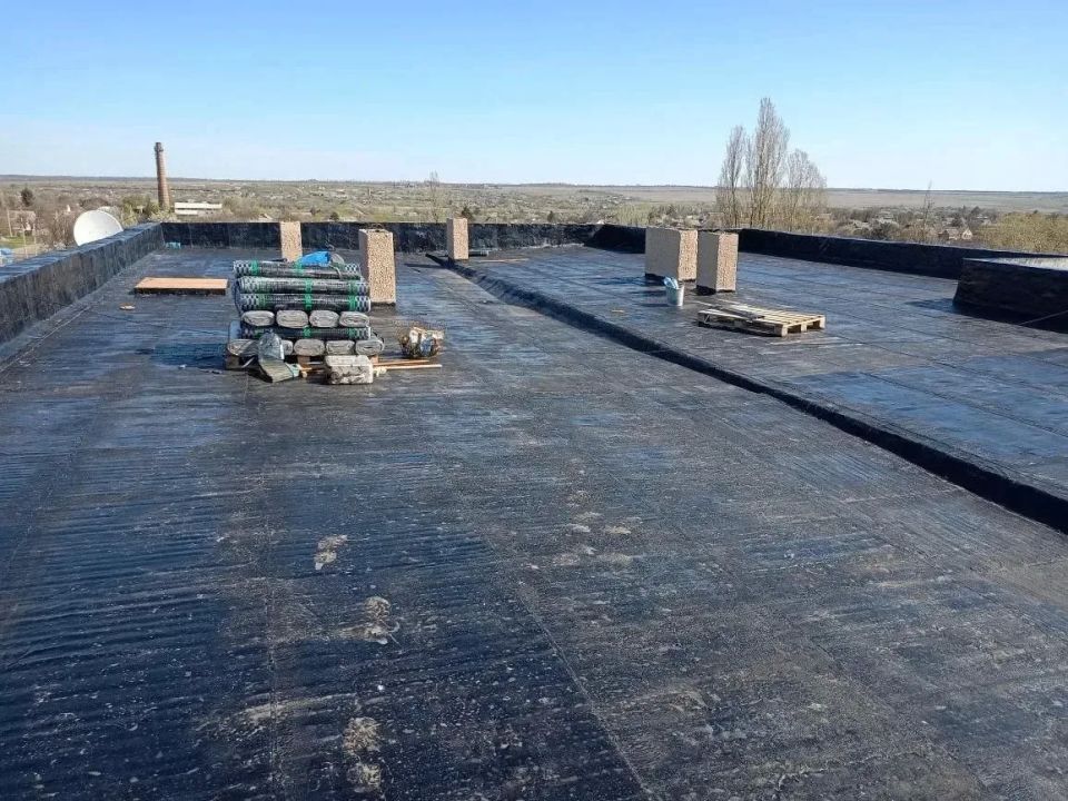 В Пологах продолжаются работы по ремонту кровли многоквартирного дома на улице Восточной В Пологах продолжаются работы по ремонту кровли многоквартирного дома на улице Восточной