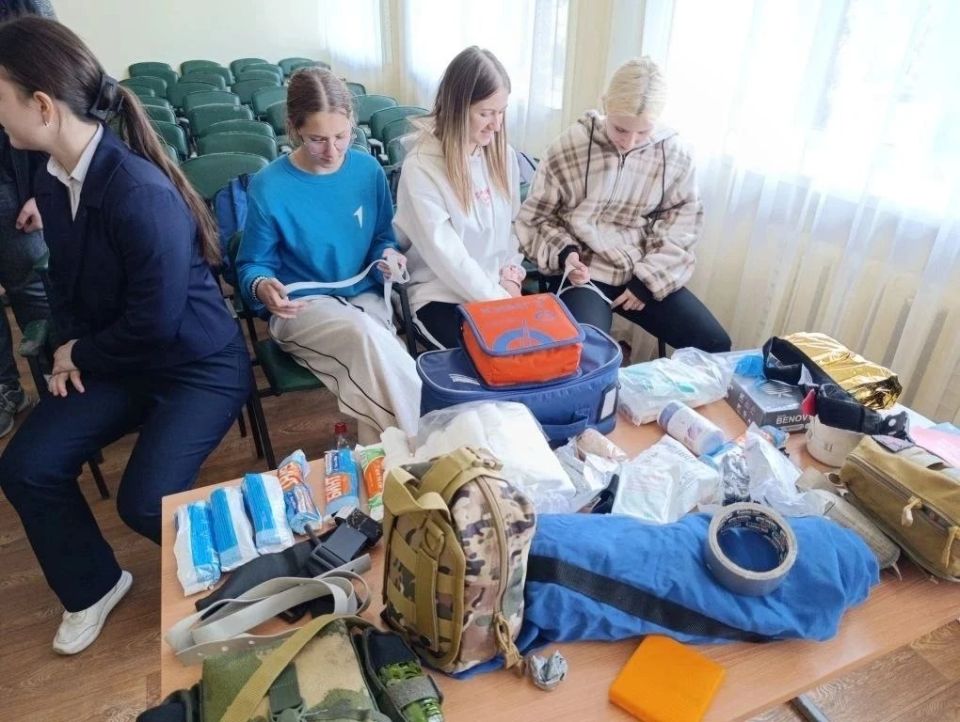 Сотрудники Росгвардии провели занятия по тактической медицине и первой помощи для школьников Сотрудники Росгвардии провели занятия по тактической медицине и первой помощи для школьников