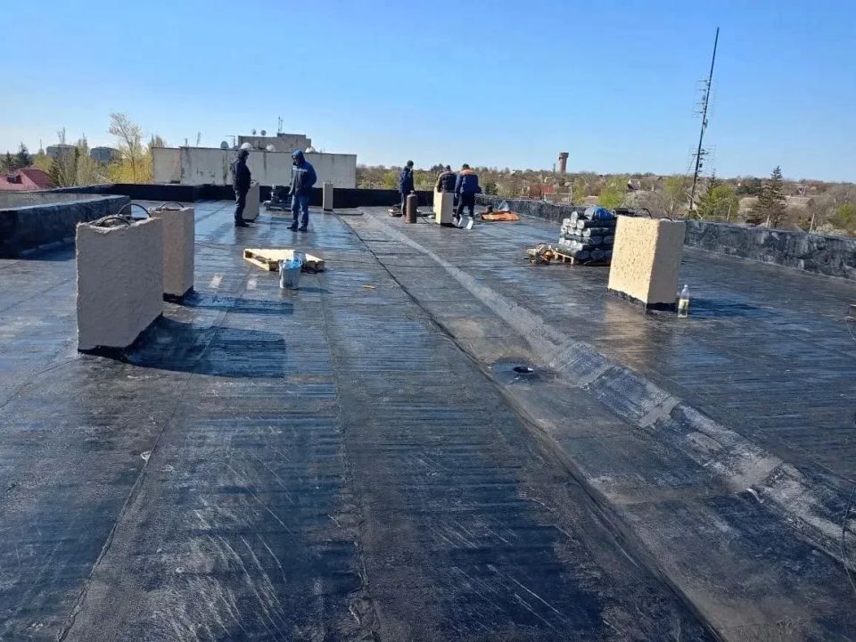 В Пологах продолжаются работы по ремонту кровли многоквартирного дома на улице Восточной В Пологах продолжаются работы по ремонту кровли многоквартирного дома на улице Восточной