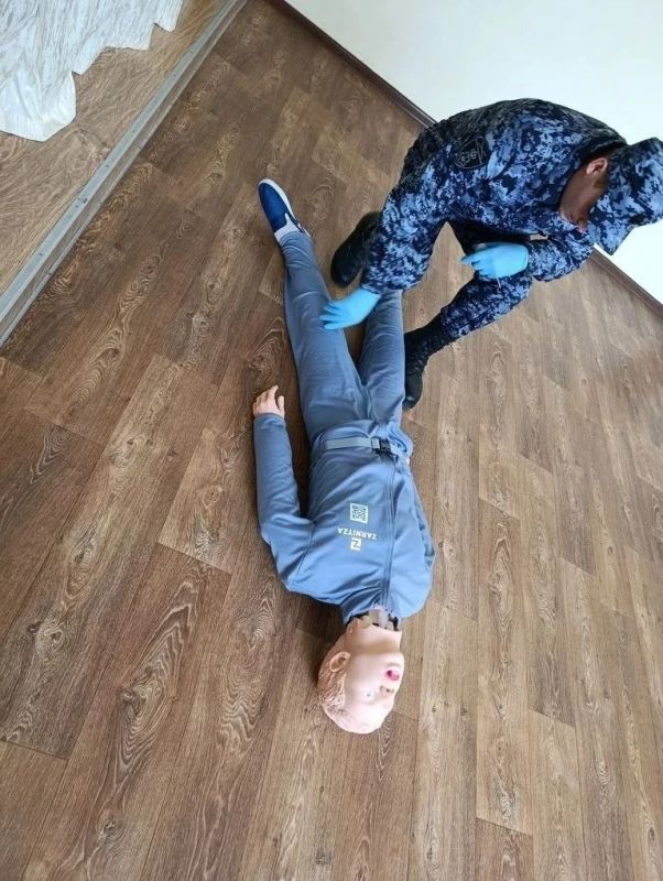 Сотрудники Росгвардии провели занятия по тактической медицине и первой помощи для школьников Сотрудники Росгвардии провели занятия по тактической медицине и первой помощи для школьников