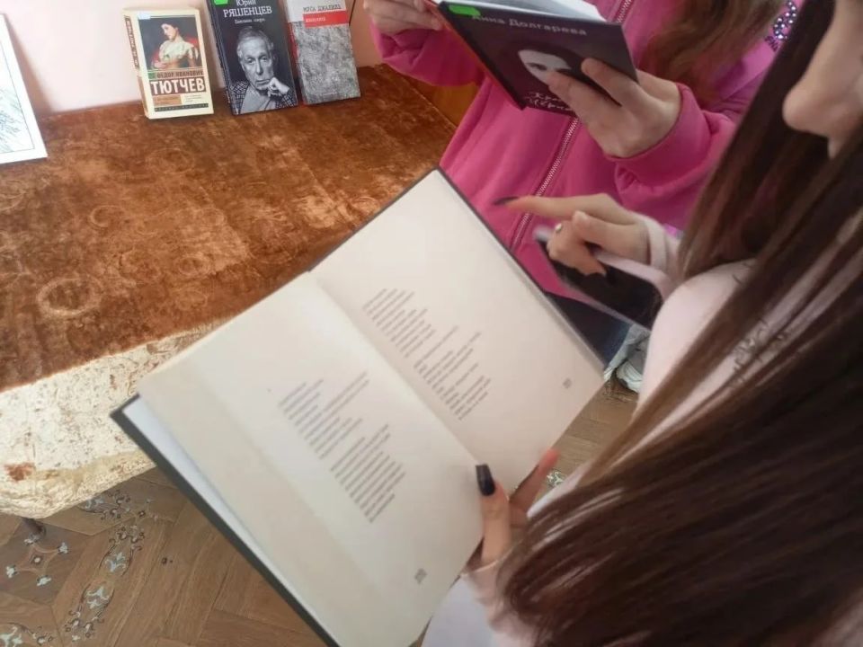 В сельском клубе Борисовки провели тематическую беседу для детей "Слово поэта", приуроченную ко Дню чтения великих поэтов, который приходится на 28 апреля В сельском клубе Борисовки провели тематическую беседу для детей "Слово поэта", приуроченную ко Дню чтения великих поэтов, который приходится на 28 апреля