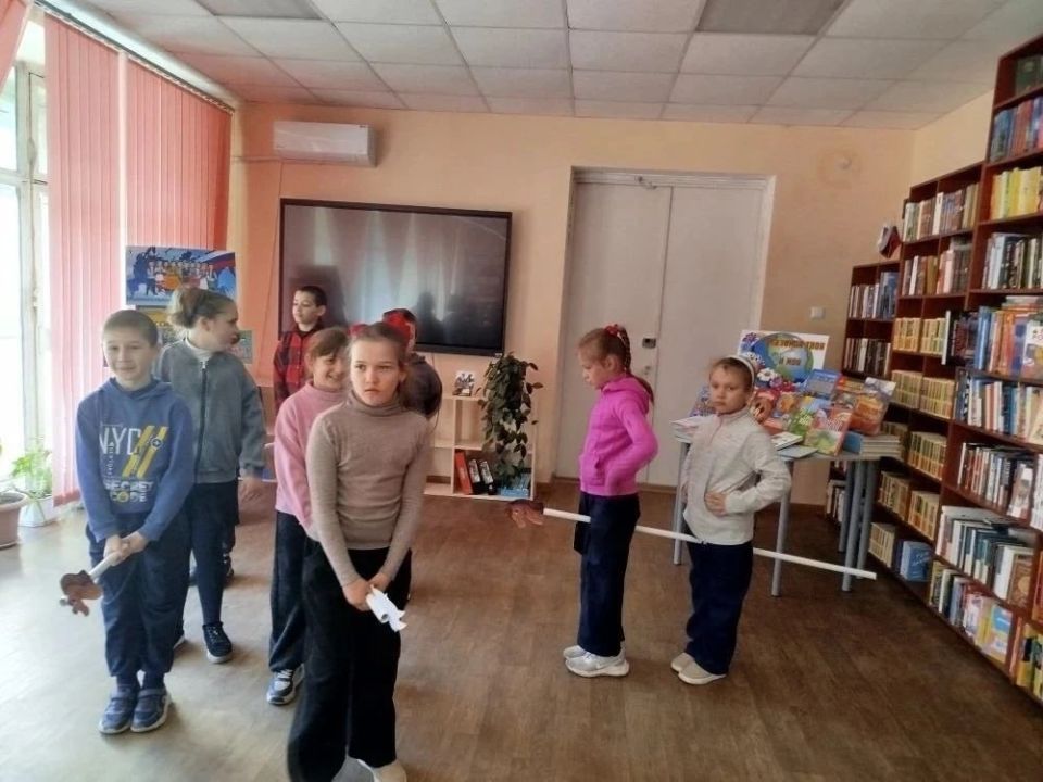 29 апреля в рамках Года единства народов России в Токмакской центральной детской библиотеке для младших школьников школы № 1 прошло необычное интерактивное мероприятие «Национальные игры народов России» 29 апреля в рамках Года единства народов России в Токмакской центральной детской библиотеке для младших школьников школы № 1 прошло необычное интерактивное мероприятие «Национальные игры народов России»
