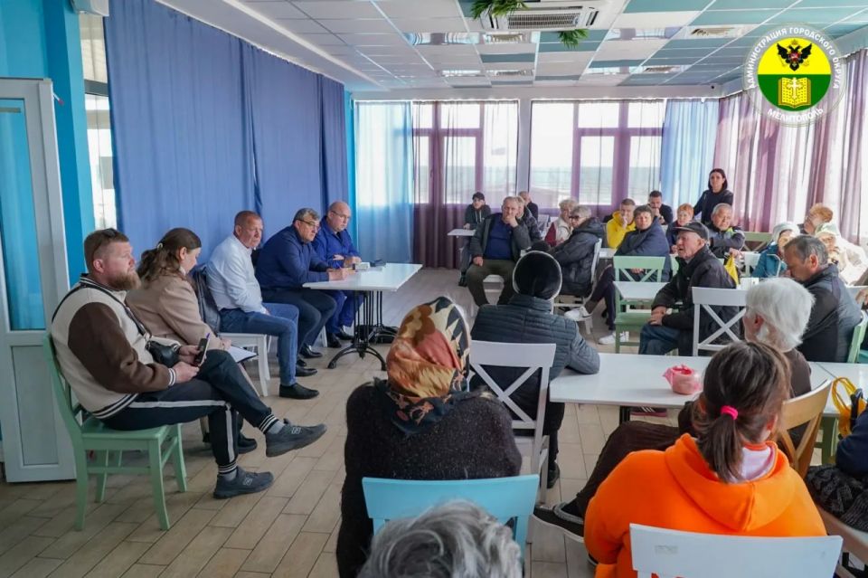 Сергей Золотарёв: В рамках рабочего визита в Кирилловское сельское поселение совместно с прокурором города Мелитополя Олегом Ивановичем Дурягиным провёл приём граждан из Донецкой Народной Республики, временно проживающих в... Сергей Золотарёв: В рамках рабочего визита в Кирилловское сельское поселение совместно с прокурором города Мелитополя Олегом Ивановичем Дурягиным провёл приём граждан из Донецкой Народной Республики, временно проживающих в...