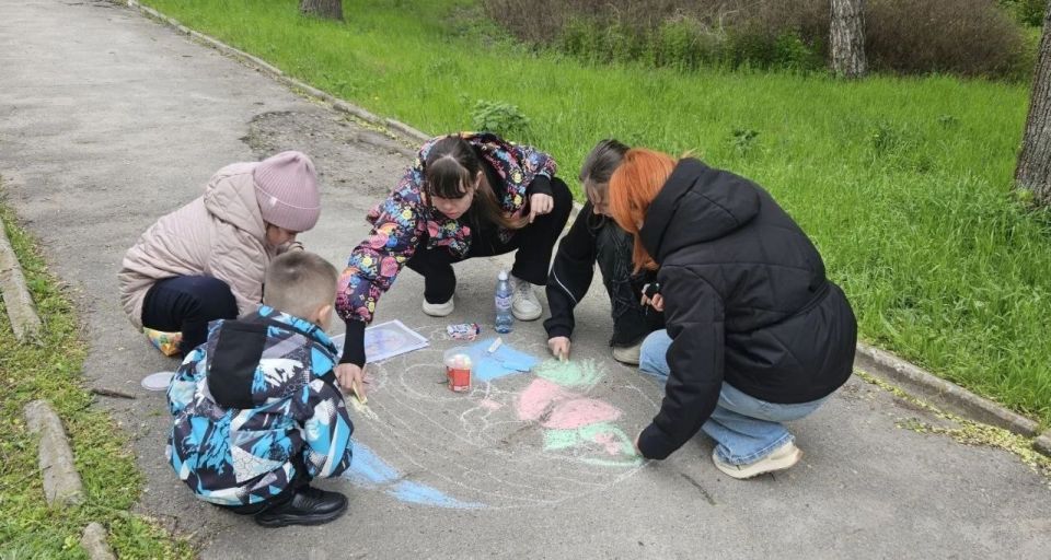 В Днепрорудненской Детской школе искусств состоялось мероприятие «Краски дружбы» В Днепрорудненской Детской школе искусств состоялось мероприятие «Краски дружбы»