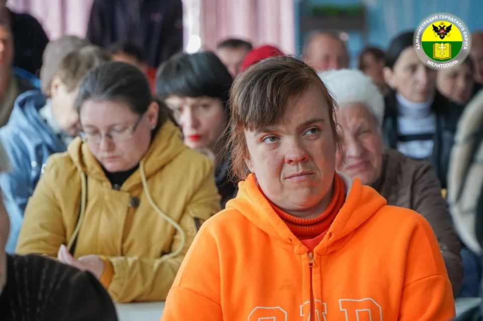 Сергей Золотарёв: В рамках рабочего визита в Кирилловское сельское поселение совместно с прокурором города Мелитополя Олегом Ивановичем Дурягиным провёл приём граждан из Донецкой Народной Республики, временно проживающих в... Сергей Золотарёв: В рамках рабочего визита в Кирилловское сельское поселение совместно с прокурором города Мелитополя Олегом Ивановичем Дурягиным провёл приём граждан из Донецкой Народной Республики, временно проживающих в...