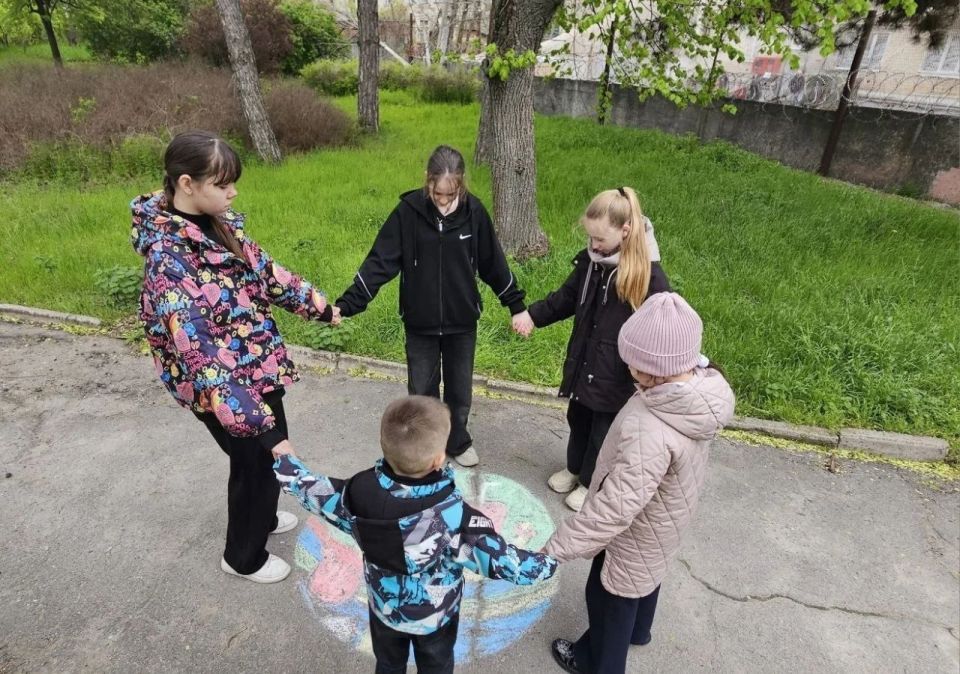 В Днепрорудненской Детской школе искусств состоялось мероприятие «Краски дружбы» В Днепрорудненской Детской школе искусств состоялось мероприятие «Краски дружбы»