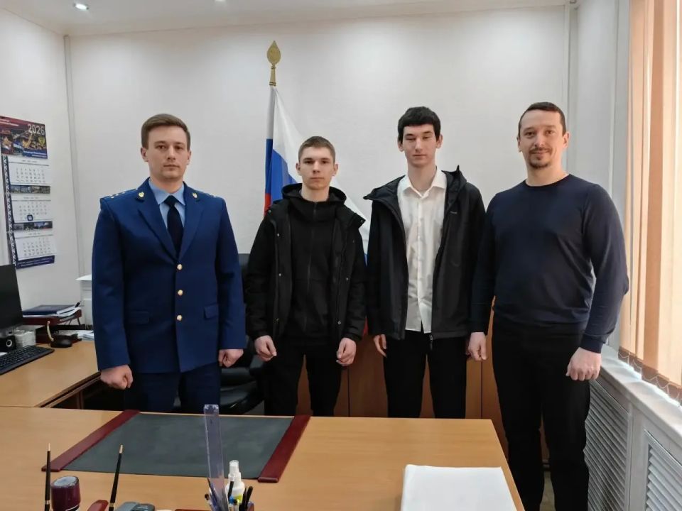 Исполняющим обязанности прокурора Красноселькупского района Фаритом Халимовым в преддверии празднования 95-летия прокуратуры Ямало-Ненецкого автономного округа проведена беседа с ребятами 10 класса МОУ КСОШ «Радуга» Исполняющим обязанности прокурора Красноселькупского района Фаритом Халимовым в преддверии празднования 95-летия прокуратуры Ямало-Ненецкого автономного округа проведена беседа с ребятами 10 класса МОУ КСОШ «Радуга»