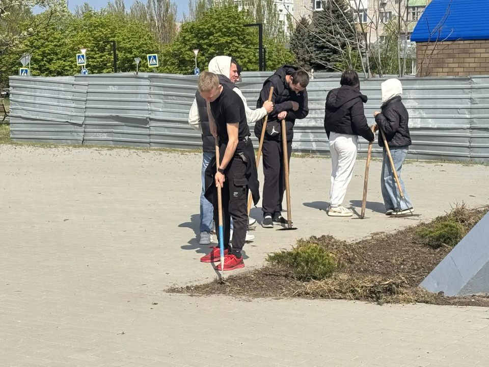 В Бердянске прошел очередной субботник возле памятного знака "Самолет" В Бердянске прошел очередной субботник возле памятного знака "Самолет"